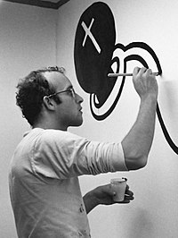 Keith Haring foi um renomado artista americano conhecido por suas obras de arte urbana e seu estilo único