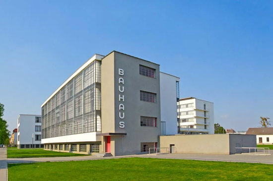 História do design: a Escola de Bauhaus, fundada em 1919 na Alemanha, foi um marco importante na história do design. Sob a liderança de nomes como Walter Gropius e Mies van der Rohe, a Bauhaus promoveu uma abordagem interdisciplinar e experimental, buscando integrar arte e tecnologia. A escola teve um impacto significativo na forma como o design é concebido até os dias de hoje, influenciando movimentos como o modernismo e o funcionalismo.